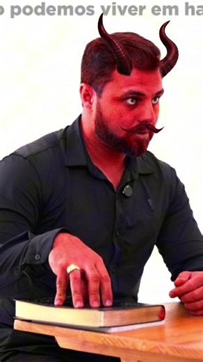 Lembrando, com todo carinho, que nós, macumbeiros, não seguimos a Bíblia. O grande problema é essa mania de demonizar a nossa religião — e quando falo demonizar, é literalmente isso: pegar tudo o que é ruim, tudo o que não presta, embrulhar num laço e jogar no nosso colo. Curioso é que a própria Bíblia diz que existe joio e trigo dentro das igrejas, que existem falsos profetas espalhados por aí. Então, seguindo essa lógica tão conveniente, o diabo está fazendo hora extra em todo lugar. Mas, clar