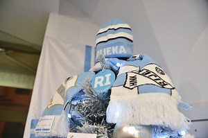 🎁🎄🏟️⚽ Zavirite u Fan shop HNK Rijeka u kojem vas očekuju dresovi, šalovi, majice, kape i mnogi drugi proizvodi s kojima možete pokazati svoju ljubav prema klubu 💙🤍 🎅 Savršeni pokloni za vaše najmilije ili za vas same čekaju na policama našeg shopa ✨ 📍 Posjetite nas u Fan shopu na Korzu (P. R. Vitezovića 1B) ili zavirite u našu online ponudu na shop.nk-rijeka.hr 🔵⚪️ #HNKRijeka #ZajednosmoRijeka | NK Rijeka