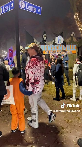 Lady, you know Leatherface’s chainsaw works! ⚠️FAKE EVERYTHING COSPLAY⚠️ ⚠️ TRAINED PROFESSIONALS⚠️ #leatherface #halloween #hauntactor #scareactor #horrortok #jumpscare #foryoupage