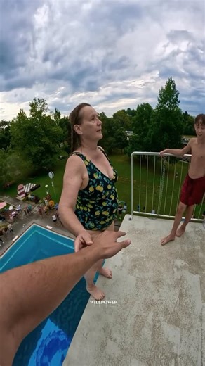 6 Questions to Ask Your Mother Before It’s Too Late 💔 One day, her voice will live only in your memories. The stories, lessons, and love she carries deserve to be heard now, while you still can. These 6 questions aren’t just questions. They’re bridges to her past, her sacrifices, her dreams, and the wisdom she’s never said out loud. Don’t wait for regret to teach you what love already tried to show you. Sit with her. Ask. Listen. Remember. 🤍 ❤️ Like if this reminded you of your mom 💾 Save thi