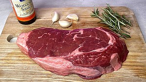 Ingredients: 1 rib eye steak salt and pepper olive oil or sunflower oil Several cloves of garlic Several sprigs of rosemary butter Good mood :) Recipe: Put salt and pepper on both sides of the steak Heat the pan and add some olive oil (or sunflower oil). Turn the steak every minute (2 times on each side) Add garlic and rosemary Add butter Continue turning the steak every minute (3 times on each side) Please subscribe to the channel! #cooking #recipes #cookingathome | Comida de la nevera