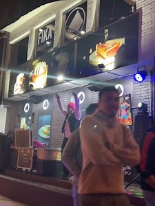 Homenaje a Mc Hammer y Profesor Rossa en el baile