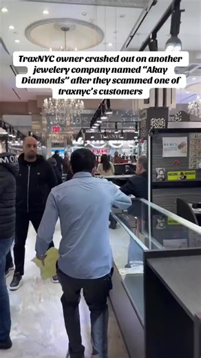 TraxNYC owner crashed out on another jewelery company named “Akay Diamonds” after they scammed one of traxnyc’s customers by selling him a 10KT White gold bracelet & using TraxNYC’s name Owner showed a receipt from Akay diamonds that said the white gold bracelet was 14KT #akaydiamonds #traxnyc #diamonds #nyc #fyp