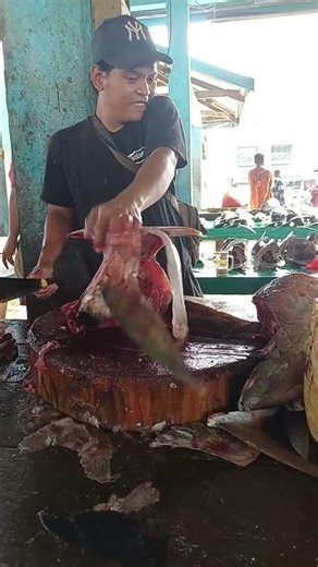 Cara potong Rahang tuna untuk di panggang #fish #tuna #localmarket #fyp #viral #food #fishcutting