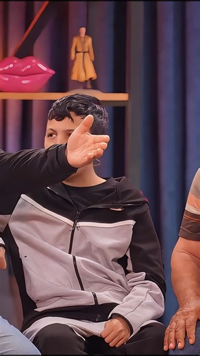 kaoshow on Instagram: "İnternette yalanlarım seni😂🤣😂 Hayatınız boyunca daha önce hiç denk gelmediğiniz türden bir kaosa hepiniz hoş geldiniz🤯 🚨Rüyalarınızın saçmalık seviyesi ile eş değer olan bu bölümde; program "kenetlenmişsin kalbime ilmek ilmek" abiden Erkan Yalçın'ın etkilenmesi ile başlıyor! Zavadanak Bekir Bey yaşadığı zavadanak kaza anını anlatıyor ama TC 4380 Selim Abi ona inanmıyor, TC4380 Selim abinin inanmadığı bir diğer isim olan Uçan Adam Sabri Bey tüm hünerlerini sergiliyor, 