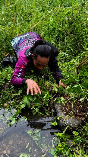 One hand fishing | Mel Olivares