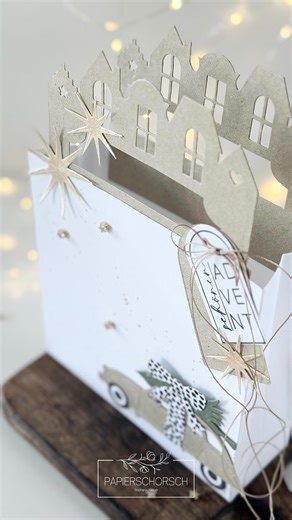 Schorsch - Aus Liebe zum Papier on Instagram: "Werbung für die Produkte von @creative.depot... Wie schön ist doch die Vorfreude auf Weihnachten… ✨ Diese kleine Papiertüte ist wie ein Hauch von Winterzauber, ein Ort, an dem kleine Geschenke ihren Platz finden und Herzen zum Leuchten bringen.🥰🤭 Die filigrane Häusergriff erinnern an verschneite Gassen und laden zum Träumen ein.😊☺️♥️ Dazu ein Auto voller Geschenke, Sterne, Schleifen… einfach ein Stück Weihnachtsromantik ✨🥰 Während hier die Vorbe