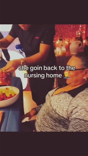 Ceno on Instagram: "Follow @cenowtf for more! 日本利用压电瓷砖将脚步转化为电能。 这些瓷砖捕捉来自你脚步的动能。当你行走时，你的重量和动作会对瓷砖产生压力。瓷砖会轻微弯曲，从而产生机械应力。瓷砖内部的压电材料将这种应力转化为电能。每一步都会产生少量电荷，而数百万步结合在一起就能产生足够的电力来驱动 LED 灯、数字显示屏和传感器。在像涩谷车站这样繁忙的地方，每天大约有 240 万个脚步为这一系统作出贡献。这些电能可以被储存或立即使用，从而减少对传统电力来源的依赖，并支持可持续的城市基础设施。这种方法将日常运动转化为实用的可再生能源。 #日本 #知识 #事实 #你知道吗 #推荐 #科技 #创新 #历史 #技术 #实验 #热门 日本利用压电瓷砖将脚步转化为电能。 这些瓷砖捕捉来自你脚步的动能。当你行走时，你的重量和动作会对瓷砖产生压力。瓷砖会轻微弯曲，从而产生机械应力。瓷砖内部的压电材料将这种应力转化为电能。每一步都会产生少量电荷，而数百万步结合在一起就能产生足够的电力来驱动 LED 灯、数字显示屏和传感器。在像涩谷车站这样繁忙的地方，每天大约