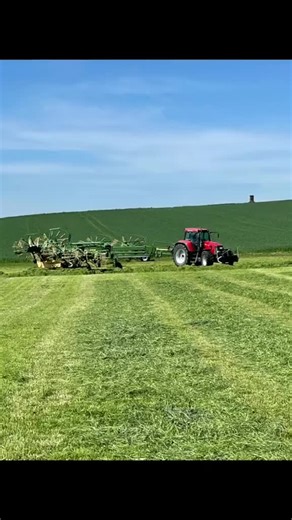 Ein #Case IH CVX 170 mit #Krone Swadro 2000, danke an Alexander Müller für das Video per Nachricht. | profi
