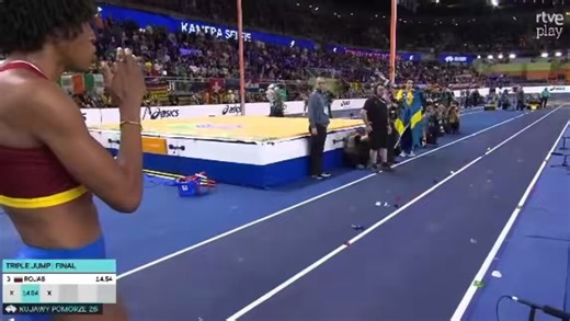 Yulimar Rojas ajusta y responde en la final del triple salto 🇻🇪Foul en el primer intento ❌ 14.54 m en el segundo Foul en el tercero ❌ y 14.86 m en el cuarto 💥Sube al segundo lugar y se mete de lleno en la pelea por el título 🔥#WorldIndoorChamps #YulimarRojas