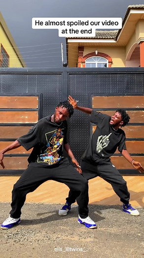 We didn’t spare him at all😂 Dc: @INCREDIBLEZIGI 🇬🇭🐐 #liltwins #troublesometwins