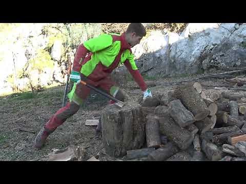 Splitting firewood with Fiskars x21 splitting axe!
