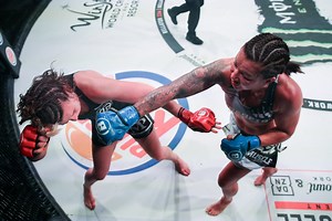 266K views · 4.3K reactions | All eyes were on this featherweight bout between The Aussie Girl 'Angerfist' - Arlene Blencowe and Leslie Smith! Take a look at back at #Bellator233 and this absolute war between these women. | Bellator MMA | Facebook