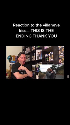 Sandra Oh and Jodie Comer Kiss in Villaneve Moment