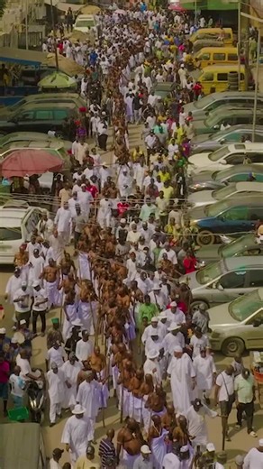 The Ẹ̀yọ̀ festival is not certain to hold until the Ọ̀pámbàtà has been revealed. It is the unveiling of the Ọ̀pá that formally announces the start of the sacred and much needed Ẹ̀yọ̀ festival. But as of now, the foremost Ẹ̀yọ̀ group, disciples of Òrìṣà Adímú, led by @akinsikuoflagos__olori_eyo has unveiled their Ọ̀pámbàtà yesterday, and now the remaining Ẹ̀yọ̀ òrìṣà groups will hierarchically follow suit: Alákẹ̀tẹ̀pupa, Oníko, Ọlọ́gẹ̀dẹ̀ and Àgéré. This video is only a teaser, less than a tip of