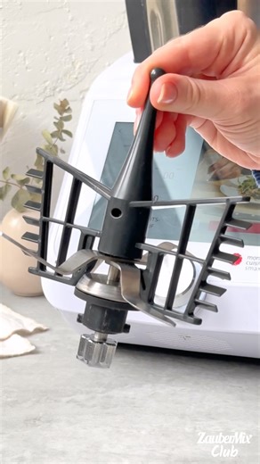 Rezepte & Tipps für den Monsieur Cuisine on Instagram: "✨ Anfänger-Tipp 2: So sitzt dein Rühraufsatz wirklich sicher ✨ Wusstest du, dass du den Rühraufsatz beim Monsieur Cuisine richtig aufs Messer aufsetzen UND einrasten lassen musst? 🤓 Setz ihn einfach auf das Messer im Topf und drehe ihn dann nach links, bis er fest sitzt. 🤩 So verhinderst du, dass der Rühraufsatz während des Rührens abfliegt – ein kleiner Trick, der gerade am Anfang super wichtig ist! 💡✨ Hattest du das am Anfang auch nich