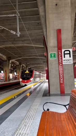 Alrededor de las 16 h partió el primer #TrenFelipeÁngeles, conducido por una operadora, con destino al AIFA.En estas primeras horas de operación con usuarios, se registra amplia afluencia en todas estaciones y terminales.