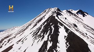 224K views · 7K reactions | #AlienígenasAncestrales ¿Qué secretos esconde el Monte Shasta en California? Desde hace décadas, este majestuoso volcán ha sido el epicentro de innumerables teorías y avistamientos que desafían la imaginación. ¿Podría haber una base secreta alienígena oculta en sus profundidades?  Todo esto y más en tu pantalla de History | HISTORY | Facebook