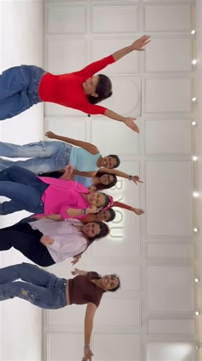 Team Naach on Instagram: "Presenting Team Naach Girls 💃🏻 Choreography @teamnaach #oneloveteamnaach #teamnaach #workshop"