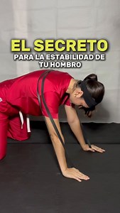 ¡Qué bien funciona la cadena cinética cerrada! ¡Hablemos de ello! 👇🏼 La inestabilidad del hombro (con o sin antecedentes de dislocaciones, subluxaciones o movimientos bruscos) puede que no requiera estiramiento pasivo adicional en todas las direcciones, sino entrenamiento de los músculos que ayudan a controlarla: los estabilizadores dinámicos. EN RESUMEN: Los estabilizadores de la escápula (trapecios, elevadores, serrato anterior, por nombrar algunos) necesitan trabajar bien con los músculos d