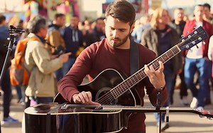 在大马路上被忽视的吉他音乐人，可惜了！