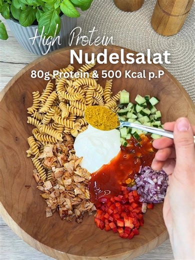 Das ganze Rezept gibt es bei Instagram: Kristinas.healthylife 😍 High Protein Mealprep Nudelsalat ✅perfektes Mealprep ✅über 40g Eiweiß pro Portion Perfektes Mealprep , schnell gemacht! Folge mir wenn du mehr Rezeptideen für deine Abnahme suchst ✨ #pasta #mealprepideas #mealprep #highprotein #fitnessfood