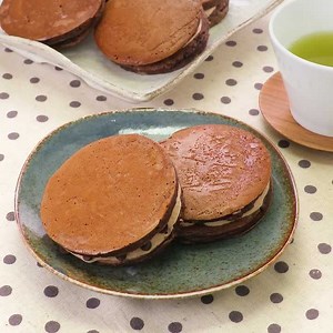 もっちもちであとを引く♪ チョコホイップ餅どら焼きのレシピ動画・作り方 | デリッシュキッチン