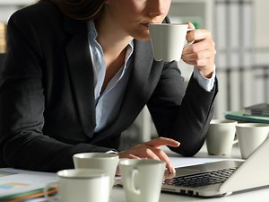 カフェイン依存症（カフェイン中毒）とは？ 「コーヒーを飲まないと頭痛」は心の病気の病気の可能性も [依存症] All About