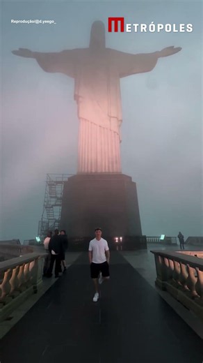 Turista descobre ter gravado Oliver Tree no Cristo Redentor pouco antes da morte