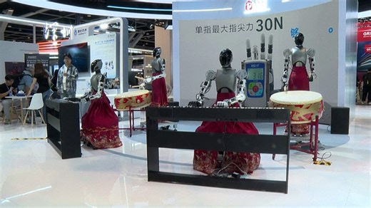 Wideo. Roboty AI w Hongkongu: boks, muzyka i pokazy humanoidów