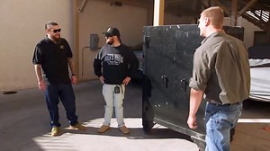 3.8M views · 77K reactions | Corey y Chum reciben una asombrosa caja fuerte antigua, pero está cerrada. ¿Valdrá la pena pagar por lo que tiene adentro?  EPISODIO COMPLETO en https://bit.ly/3bqQSQN | HISTORY | Facebook