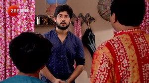 মিঠাইয়ের বাড়ির দোরগোড়ায় সিদ্ধার্থ? #MithaierBarirDorgorayeSiddhartha #Mithai #ZeeOnTheGo https://zee5.onelink.me/RlQq/fbDownloadZEE5App "দেখুন #Mithai সোম - রবি @8.00pm শুধুমাত্র #ZeeBangla আর #Zee5 অ্যাপে যে কোন সময়, যে কোন জায়গায়।" | Zee Bangla