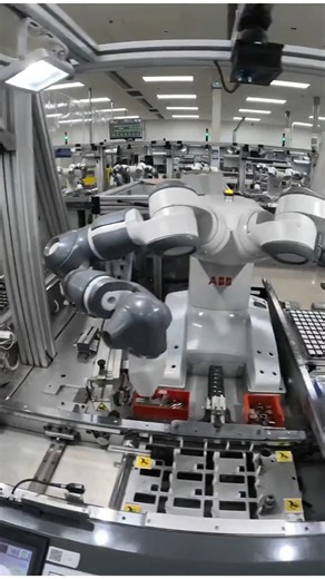 El Corazón Tecnológico del Reino Unido: Un Vistazo a la Fábrica de Raspberry Pi ¿Alguna vez te has preguntado cómo nace una de las computadoras más icónicas del mundo? Un reciente recorrido por el Sony Technology Centre en Pencoed, Gales, nos revela el intrincado y altamente automatizado proceso detrás de la creación de las placas y accesorios de Raspberry Pi. De Circuitos Impresos a Computadoras Funcionales El video comienza mostrándonos torres de placas de circuito impreso (PCB) vírgenes que p