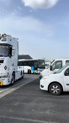 Lors des Journées portes ouvertes du Lycée Joseph Cugnot @Gabydu77 est venu avec un autocar pour représenter la filière C4A 🚍 là où j’ai passé mon permis, transport en commun Iveco Crossway Pop Facelift Tector 7 ZF EcoLife 2