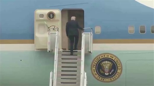 🇨🇳 Avant de monter dans l’Air Force One, toute la délégation américaine, y compris le Président Trump, a jeté direct à la poubelle tout ce que les Chinois leur avaient donné : accréditations, badges, téléphones jetables… Rien n’est monté à bord.Leurs propres téléphones étaient enfermés dans des sacs de Faraday pendant tout le séjour pour bloquer toute tentative d’espionnage.Niveau sécurité : les États-Unis sont au top.L’Amérique ne prend aucun risque avec la Chine. 💪🇺🇸