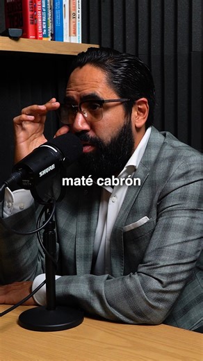 Creer que ser el más inteligente te salva es una trampa. Yo pensé que si llegaba como el más listo de la mesa, no tenía que fingir nada. Y me obsesioné con eso: carreras, maestrías, libros 📚. Hasta que llega el momento incómodo —y valiosísimo— en que te topas a alguien que sabes que no es más brillante que tú… pero tiene una empresa mucho más grande 💼📈. Ahí entiendes la verdad: no ganan por saber más, ganan por juntar a los que saben y hacerlos jugar juntos 🤝. Esos “no tan listos” dominan ot