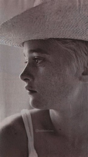 Mandy on Instagram: "Robin Tunney in the 90s ✨"