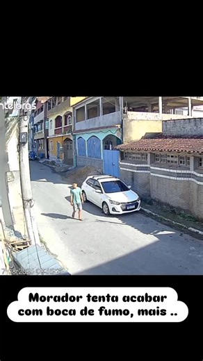 Tudo do Espirito Santo on Instagram: "Uma cena inusitada aconteceu neste domingo em Bairro Santa Teresa, Marataízes. Pelo vídeo entende que o morador não gostou de ter uma boc@ de fumo na sua rua e manda recado a traficantes Mais traficantes revidam com tiro a fala de morador Mais informações em nossos stories #marataizesbeach #Guarapari #espiritosanto"