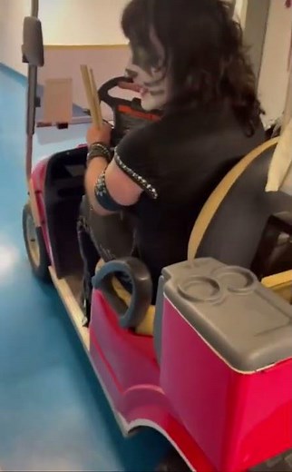 KISS - Gene Simmons and Eric Singer Golf Cart Backstage - Porto Alegre, Brazil - End Of The Road