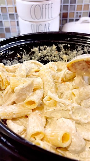 This slow cooker chicken Alfredo is calling you! #chickenalfredo #easyrecipe #slowcookerrecipe