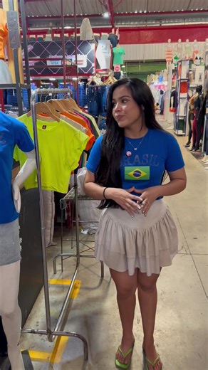 👀 Dá uma olhadinha na nossa arara de croppeds… Aqui você encontra as peças que fazem cliente entrar, provar e já querer levar mais de um! 🛍️ ✨ Trabalhamos com algodão penteado ✨ Gola em ribana canelada ✨ Caimento impecável ✨ Toque macio e acabamento de alto padrão Qualidade que você sente no toque e percebe na venda. Sua loja merece peças que vendem sozinhas 😉 Chama no direct ou no WhatsApp e garanta as suas vendas! #compras #atacado #copadomundo2026 #modacentersantacruz #atacadobras