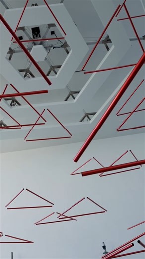 Look up in wonder ✨ Elias Crespin's kinetic sculpture Grand HexaNet mesmerizes guests with it's perpetual dance above Bloch Lobby. The sculpture was activated in March 2024 — as part of the museum's 90th anniversary celebrations — and exemplifies the renowned artist's unique blend of mathematical patterns and weightless animation. 🖼 Elías Crespin (Venezuelan, born 1965). Grand HexaNet, 2018. Anodized aluminum, dyneema, motors, computer, and electronic interface. Acquired through the generosity 