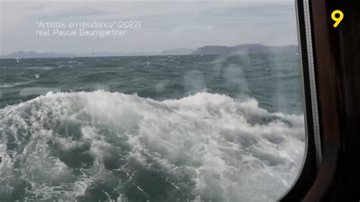 Une résidence artistique sur les mers et les océans ramène sur la terre ferme “Sillages”, un recueil sur papier de ce que la navigation a inspiré. L’avant-dernier tome de cinq années d’expéditions est sorti fin 2023. L’un des trois instigateurs de l’aventure raconte cette expérience hors du commun. | Canal9 | Facebook