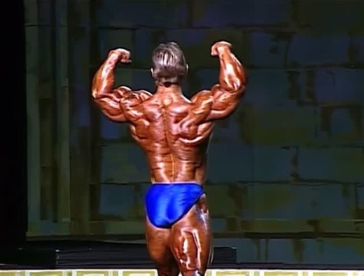 Iron Men’s History on Instagram: "Lee Priest @ the 1999 Mr Olympia 🌟 #oldschoolbodybuilding#goldenerabodybuilding#classicbodybuilding#90smuscle#90sbodybuilding#gym#retro#retromuuscle#thefathersofiron#thegrandfathersofiron#mensbodybuilding#weightlifting#menwithmuscle#biceps#quads#delts#veins#leepriest"