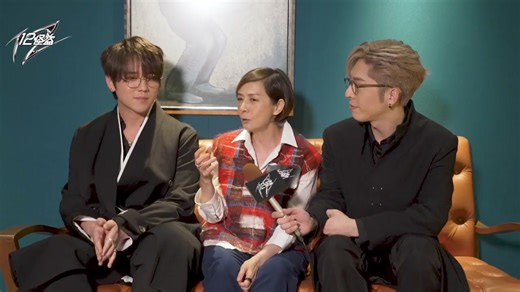 12怪盜 We 12 現正上映 ------------------------------------------------------------------------- 在這個尋常得有點不尋常的世界，有一個地下組織名叫「怪盜公會」，組織內有12個天才怪盜各自身懷絕技 —— 怪盜Ian擅長策劃、怪盜KT精通催眠、怪盜Stanley擅於竊聽、怪盜A.Lo身手靈活、怪盜Edan游繩技術一流、怪盜Jer可以瞬間變裝、怪盜Tiger懂得遠距離讀唇、怪盜Alton是世界級駭客、怪盜AK掌握動物傳心術、怪盜Lokman熟悉解鎖技術、怪盜Frankie第六感最強，而怪盜Jeremy則天生擁有超級記憶力，閱讀大量資料也能過目不忘。他們是怪盜公會中的明星級成員。 一天接到Boss指示，12怪盜於總部集合，奉命完成一宗將會影響全地球的重要個案。此時最大考驗就是12怪盜數年來聚少離多，各有各忙，所以默契欠奉，面對波士甚為重視的個案，12人久別之後再度合作，既要重新燃起團魂，又要面對公會頭號大敵保安經理Johnny的阻攔，任務殊不輕易！ ★演員：王智德、江𤒹生、盧瀚霆、呂爵安、陳瑞輝、陳卓賢、柳應廷