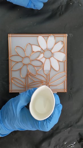 Small 6x6 resin art flowers. Ideal for a first time template. #resinarttemplate #mixedmediaart #artcreation #ResinArt | Pour Away Fluid Arts