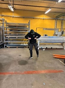 Denna fredag bjuder vi på Fredagsdans i verkstaden i Hagfors. #karlhedinkarlskoga #karlskoga #fredagsdansen #kaminexperten #Snickare #hagfors #Bygg #värmland #plåt #plåttak | Gunnarssonsbyggochplåt