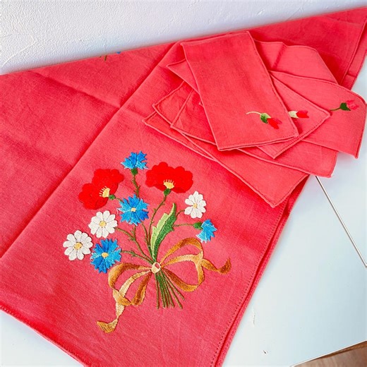 Vintage Embroidered Coral Floral Tablecloth + 5 Matching Napkins – Retro 1950s/60s Table Linen – Embroidered Tablecloth Set - Etsy