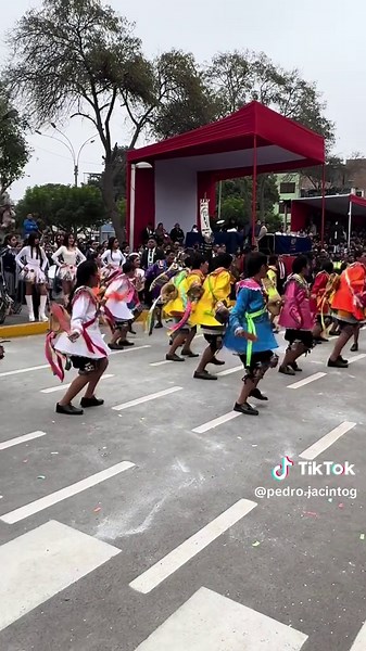 Danza Folklórica en el Desfile Escolar 2024