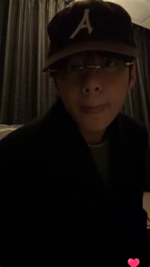 ‎𝗲𝘀⁷𐤀 𝗳𝗼𝗿 𝘁𝗮𝗲𝗸𝗼𝗼𝗸‎ on Instagram: "LANNN 😭😭 TAEHYUNG RESMEN 3 DAKİKALİK YAYİNİ SİRF BİZE TURK CİKOLATALARİNİ GOSTERMEK İCİN ACTİ BUGUN SANS BOZDEN YANA 😭😭😭🇹🇷🇹🇷🇹🇷 . . . . . . . . . . . . . . #kesfetalbenii☘️☘️☘️☘️✨✨✨✨✨✨✨✨☘️☘️☘️✨✨✨☘️☘️☘️✨✨☘️☘️☘️☘️☘️☘️☘️✨✨✨✨✨☘️☘️☘️☘️☘️☘️✨✨kesfeteduselim🙏🏻✔️🙏🏻#⃣*⃣#⃣*⃣#⃣*⃣#⃣*⃣#⃣*⃣ #taehyung #tae #bts #taehyunglive"